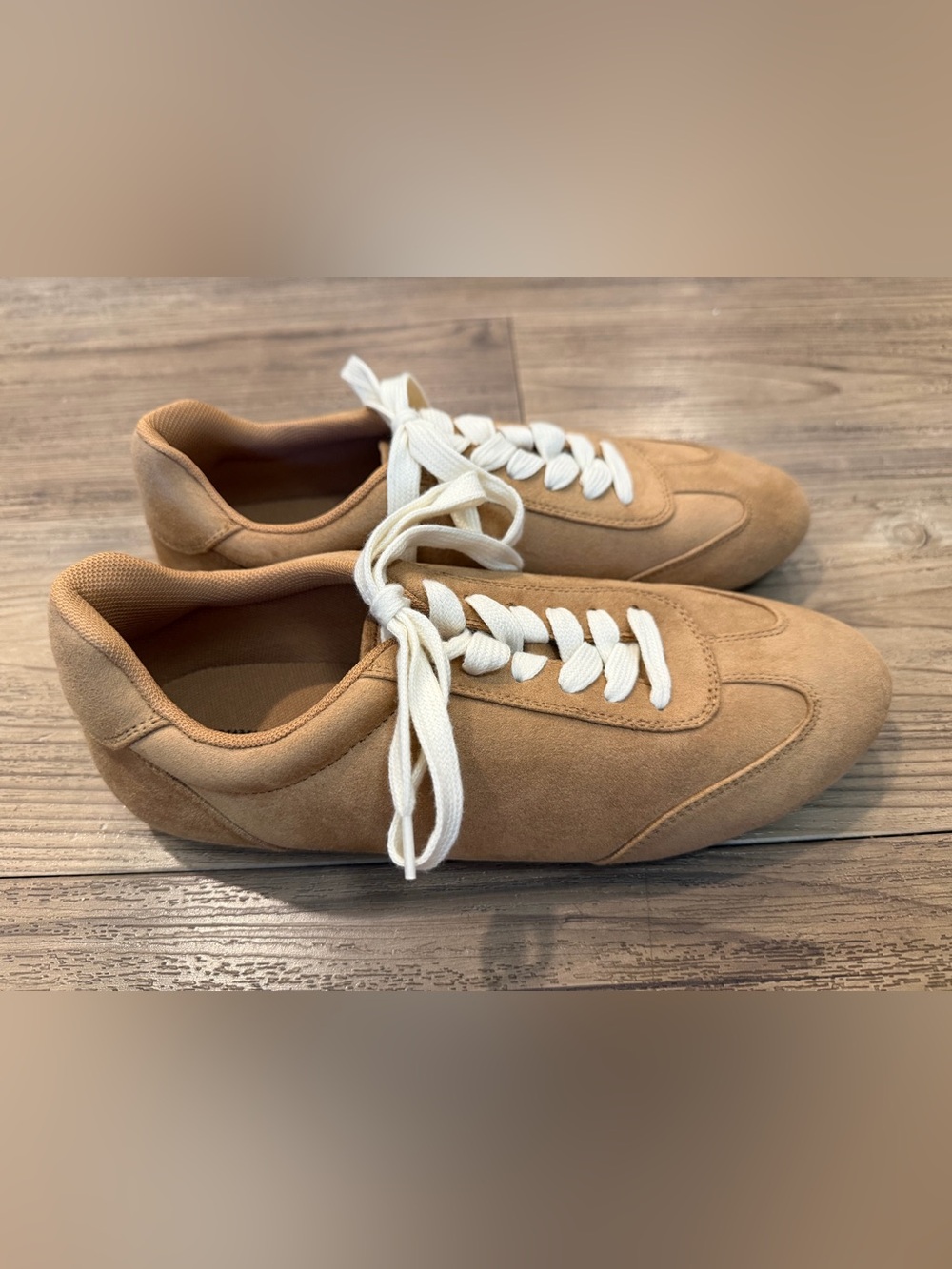 BR Tan soft suede feel sneaker. Size 8.5 New